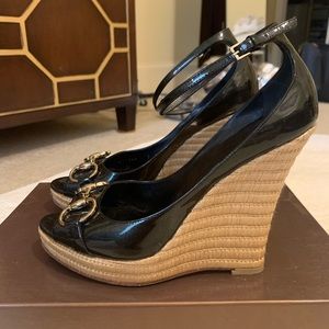 Gucci charcoal patent leather wedge sz 7